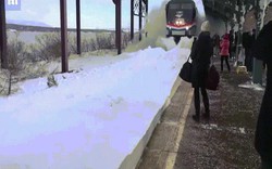 Tàu hỏa Mỹ hất cả “núi tuyết” vào mặt người dân