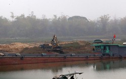 Khai thác cát lòng sông tràn lan đe doạ đê điều, hệ sinh thái