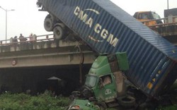 HN: Tránh va chạm giao thông, container treo lơ lửng trên cầu Thanh Trì