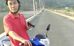 Clip: Cán bộ huyện một tay lái xe, một tay "múa súng" thị uy