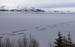 Đường zig zag bí ẩn trên hồ lớn nhất Iceland