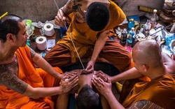 Ngàn Phật tử Thái Lan được nhà sư xăm mình