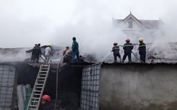 50 lính cứu hỏa dập ngọn lửa bùng phát dữ dội ở kho phế liệu