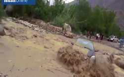 Peru: Ô tô bị lũ cuốn văng vào đá, thoát chết như phim