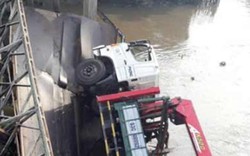 Cầu bất ngờ đổ sập, xe ép cọc cùng 2 người rơi xuống sông