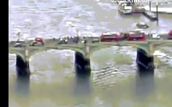 Anh: Nhảy xuống sông Thames tránh xe khủng bố lao như bắn