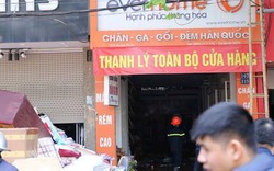 Lửa bất ngờ bùng phát tại cửa hàng chăn ga gối trên đường Xuân Thuỷ