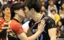 2 hotboy bóng chuyền Nhật Bản hôn nhau khiến fan bấn loạn