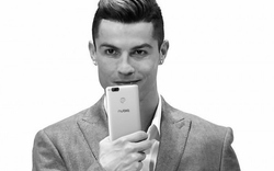 Cristiano Ronaldo bảnh bao bên smartphone ZTE Nubia Z17 Mini