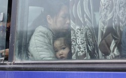 Trẻ em mệt mỏi theo bố mẹ trở lại Thủ đô sau kỳ nghỉ Tết Dương lịch