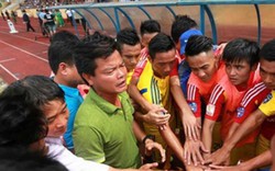 HLV, cầu thủ Nam Định FC nói gì khi thiếu điều kiện dự V.League?