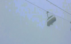Áo: Khách bị kẹt trong buồng cáp treo lắc phần phật giữa gió bão