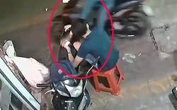 Clip: Ngồi trước cửa nhà, "khổ chủ" bị giật phăng điện thoại trên tay