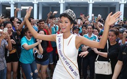Hoa hậu H'Hen Niê đội vương miện về thăm trường cũ