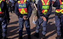 Nam Phi: Kẻ hãm hiếp bị nạn nhân tấn công gần đứt lìa "của quý"