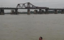 Người Hà Nội bơi trên sông Hồng trong thời tiết 10 độ