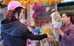 Hoa nội áp đảo ở chợ hoa Hồ Thị Kỷ, giá biến hoá từng ngày