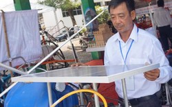 Lão nông miền Tây chế máy xịt thuốc bằng năng lượng mặt trời