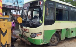 Xe bus tự lật nhào, 3 người bị thương