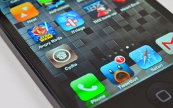 Apple sai lầm, cộng đồng iPhone nháo nhào tranh thủ hạ cấp iOS