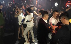 Nhiều nam nữ “phê” bóng cười trong quán bar “chui” ở SG