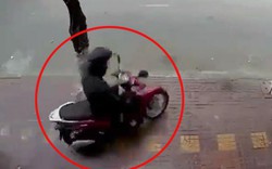 Clip: "Đạo chích" táo tợn bẻ khóa, trộm xe máy ngay giữa phố
