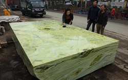 Tấm phản đá xanh ngọc nguyên khối nặng 14 tấn xuất hiện ở Hà Nội