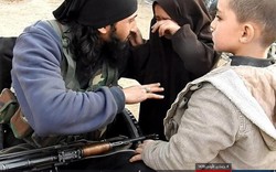 Chiến binh cụt chân IS tạm biệt con trước khi đi đánh bom tự sát