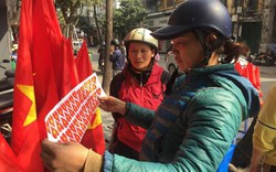 Người dân háo hức mua cờ, áo cổ vũ U23 Việt Nam trước giờ G