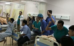 Bệnh nhân quên đau cùng bác sĩ hò hét cổ vũ U23 Việt Nam