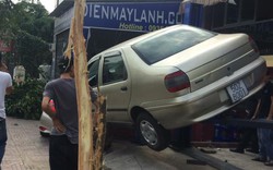 Ô tô mất lái lao vào tiệm sửa xe, nhiều người thoát nạn