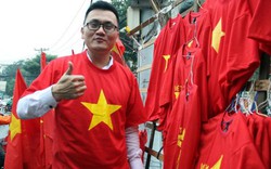 Người Sài Gòn ùn ùn đi mua cờ, băng rôn cổ vũ U23 Việt Nam “lấy vàng”