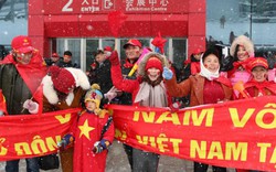 Cập nhật từ Thường Châu: Cổ động viên đội mưa tuyết đến sân cổ vũ U23 Việt Nam