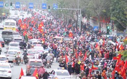Hàng nghìn người đổ ra đường, rợp sắc đỏ chờ đón U23 Việt Nam