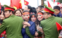 Ảnh: Người dân, cảnh sát nắm chặt tay nhau ngày U23 Việt Nam trở về