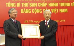 Tổng Bí thư Nguyễn Phú Trọng nhận Huy hiệu 50 năm tuổi Đảng