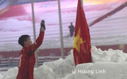 Fan rơi lệ với khoảnh khắc Duy Mạnh U23 cắm lá cờ Tổ quốc trên tuyết