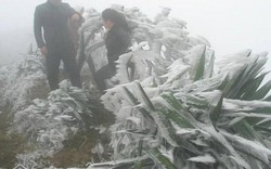 Băng tuyết phủ dày đỉnh Mẫu Sơn, hàng vạn học sinh phải nghỉ học