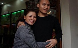 Cuối cùng tiền đạo Quang Hải U23 cũng đã được về nhà với bố mẹ