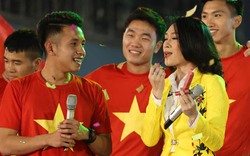 Mỹ Tâm thoa son của Hồng Duy U23 Việt Nam trên sân khấu