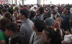 Sân bay Tân Sơn Nhất chật kín người đón Việt kiều về quê ăn Tết