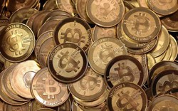 Sốc: Bitcoin giảm sâu, tuột mốc 6.000 USD