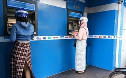 TP.HCM: “Bực bội” vì ATM “nhả” tiền mệnh giá thấp