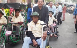 Kiên Giang: Hơn 800 người khuyết tật bán vé số nhận quà Tết