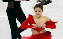 Người đẹp Hàn Quốc bị bung cúc áo, suýt lộ ngực trên sân trượt băng