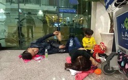 Nghìn người “hành xác” ở sân bay Tân Sơn Nhất rạng sáng 27 Tết