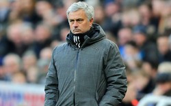 M.U để thua Newcastle, Mourinho gọi đối thủ là… động vật