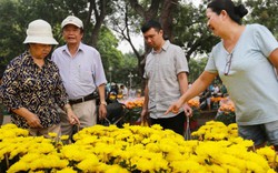 Đổ xô mua hoa giảm giá ngày 30 Tết ở TP.HCM