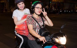 Ngọc Trinh, Linh Chi cùng đi xe máy phát quà trong đêm giao thừa