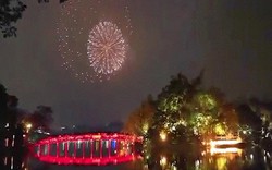 Clip: Ngây ngất trước màn pháo hoa đẹp huyền ảo chào năm mới Mậu Tuất 2018